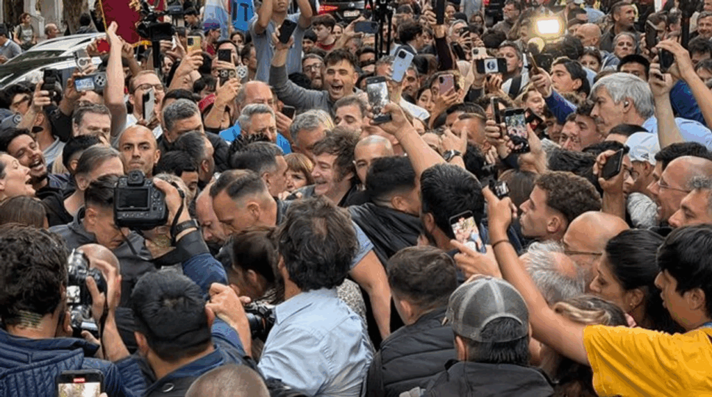 Milei retomó la campaña en Tres de Febrero y pidió a los votantes no ir a "la barbarie de los Kirchner"