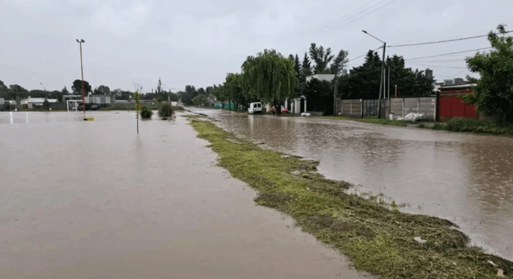 Temporal en Bahía Blanca: anegamiento de calles e inconvenientes tras más de 40 milímetros de agua caída