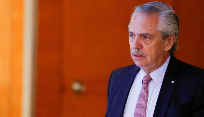 Alberto Fernández apareció, votó y salió a las apuradas: "Defendiendo la democracia"