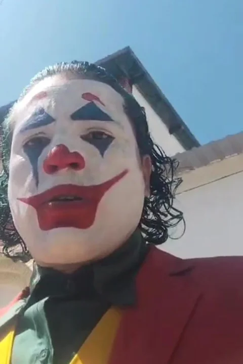 Un hombre quiso votar disfrazado de "El Joker" y como no lo dejaron se fue