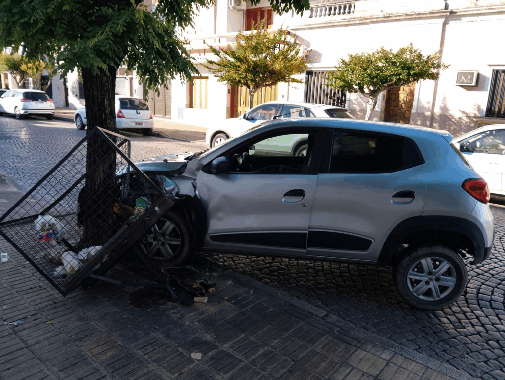 Un automovilista se quedó dormido mientras manejaba, perdió el control y chocó contra un tacho de basura