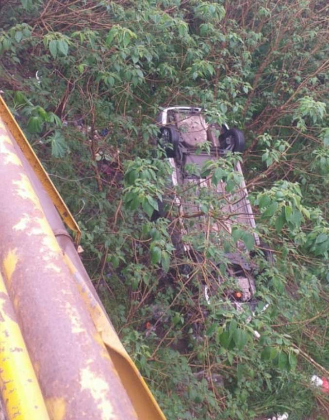 auto cayó desde un puente subiza y la paz