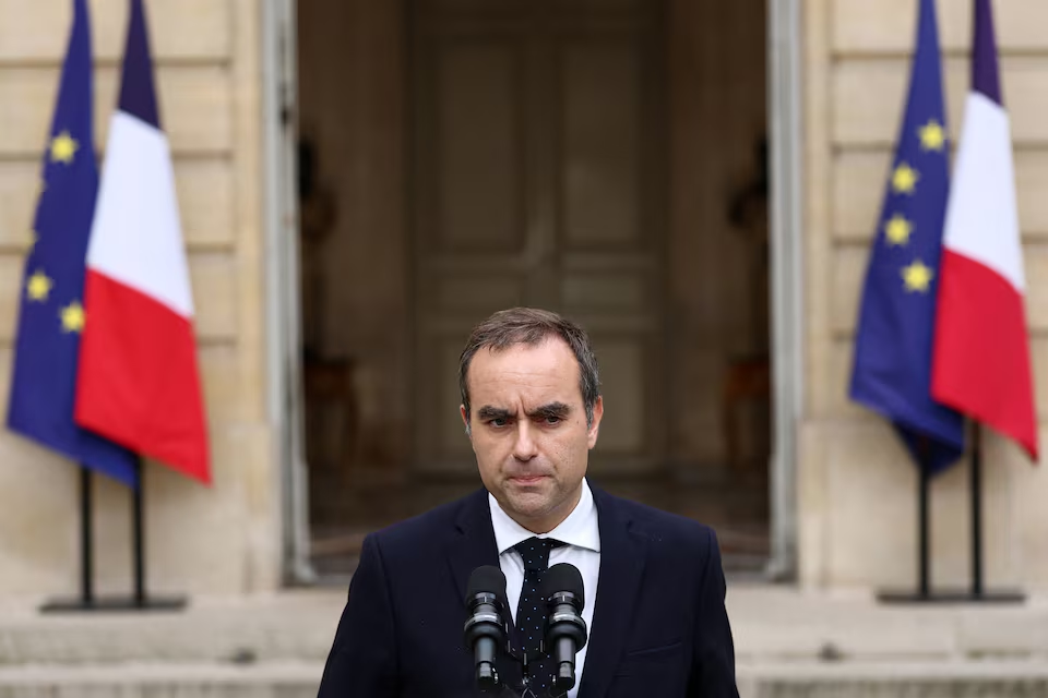 Francia dimite el gobierno gabinete
