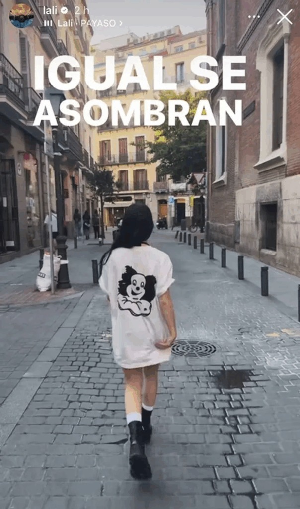 Lali Espósito ironizó tras el show de Milei: caminó por Madrid con una remera de payaso