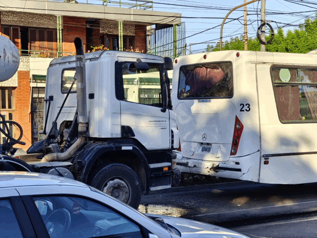 accidente entre un camión y un colectivo daños