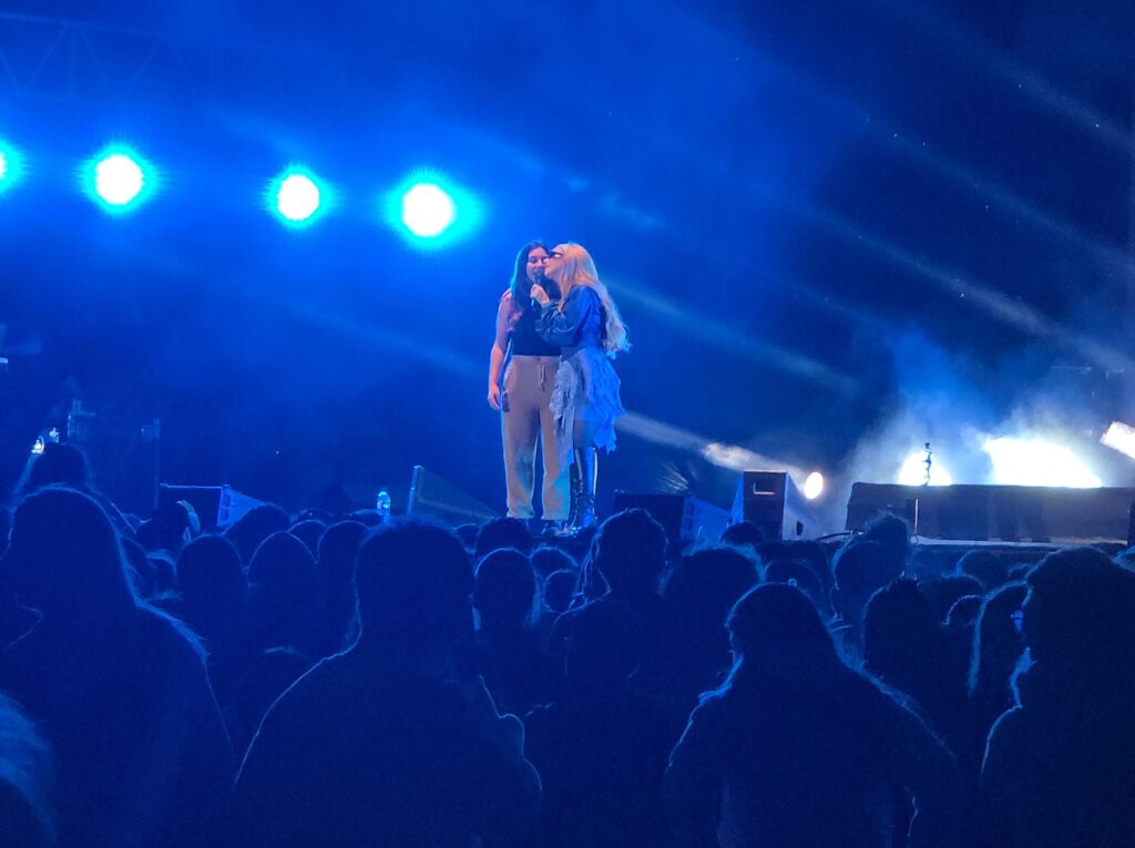 Una joven nicoleña se subió a cantar con Ángela Torres en la megafiesta de Ternium