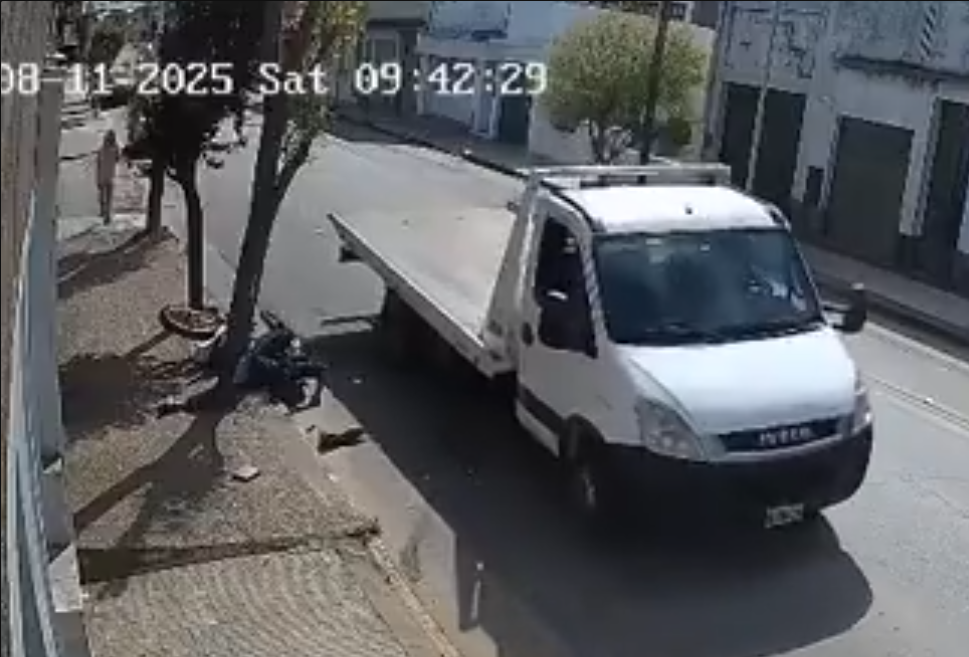 Murió un motociclista tras ser embestido por un camión en la localidad boanerense Azul