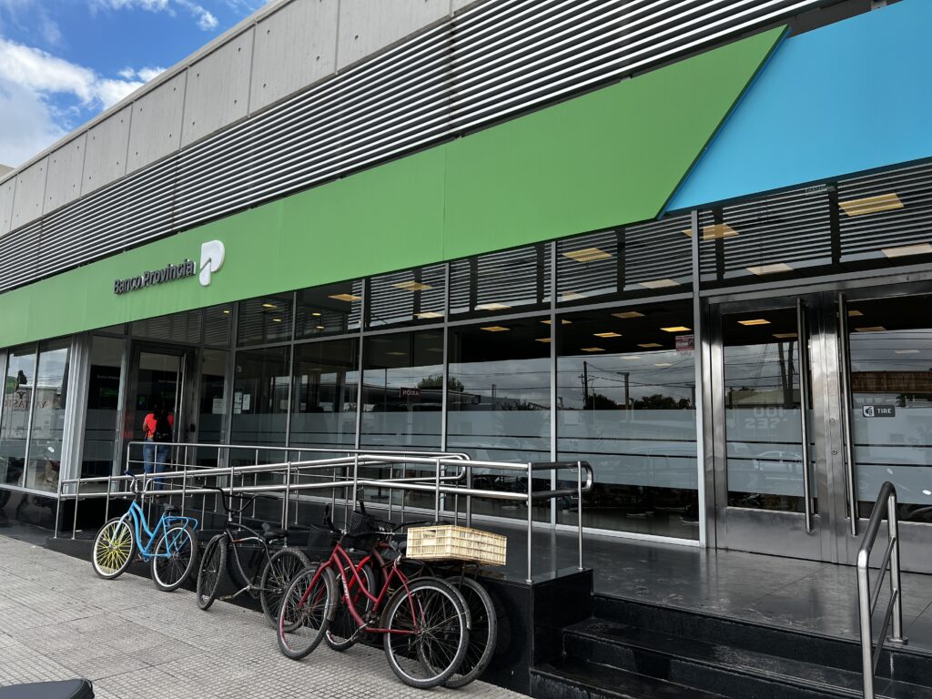 Bancarios acordaron nuevo aumento salarial en línea con la inflación: cobrarán más de $1.950.000