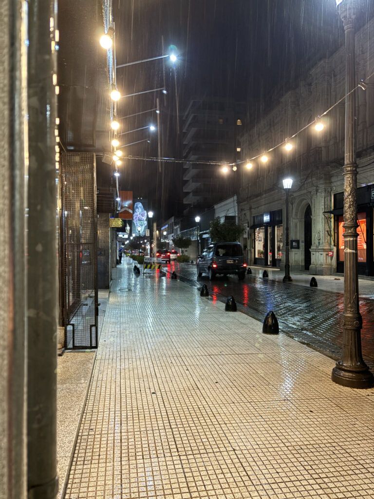 Vuelven las tormentas a la ciudad: alerta amarilla para este jueves por lluvias intensas