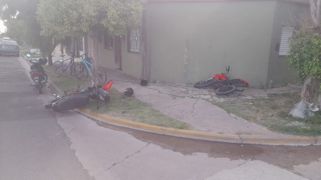 Dos siniestros viales en barrio Las Flores y Prado Español dejaron en total seis heridos  que fueron trasladados al Hospital