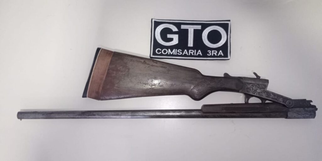 Tras un allanamiento en zona oeste, secuestraron una escopeta, una réplica de revólver y aprehendieron a dos hombres