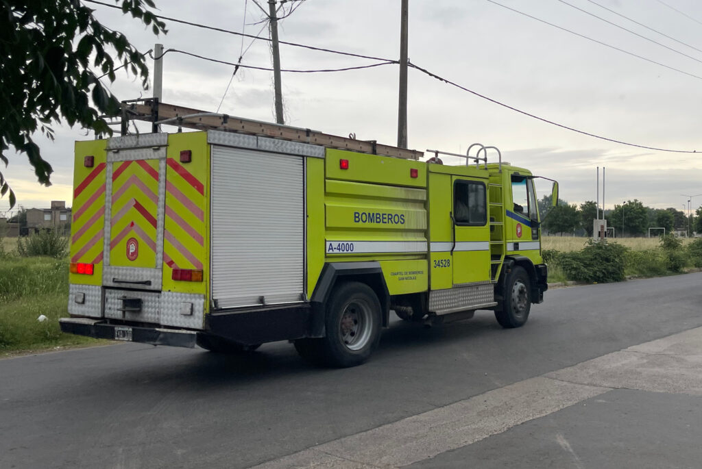 Bomberos San Nicolás rescataron a un hombre de 74 años que cayó al agua en la costanera de Somisa