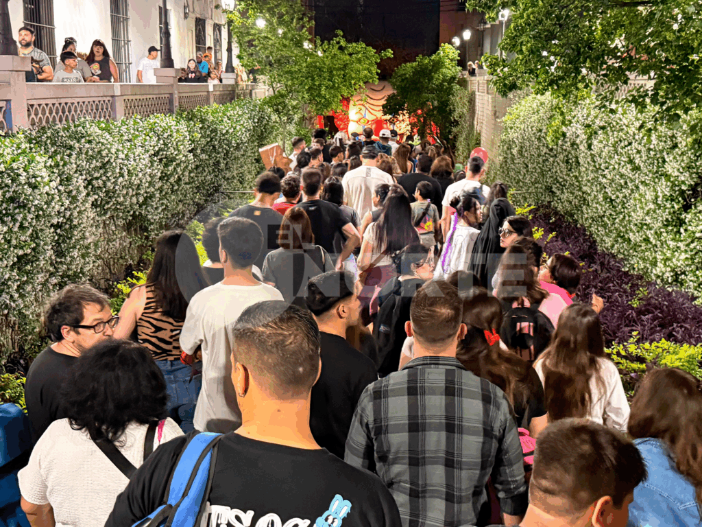 Ya se vive la segunda jornada de Halloween en el Empedrado: disfraces, terror y diversión en la Costanera nicoleña