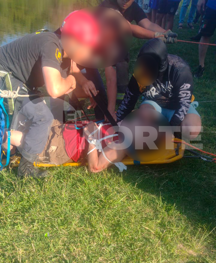 Bomberos San Nicolás rescataron a un hombre de 74 años que cayó al agua en la costanera de Somisa