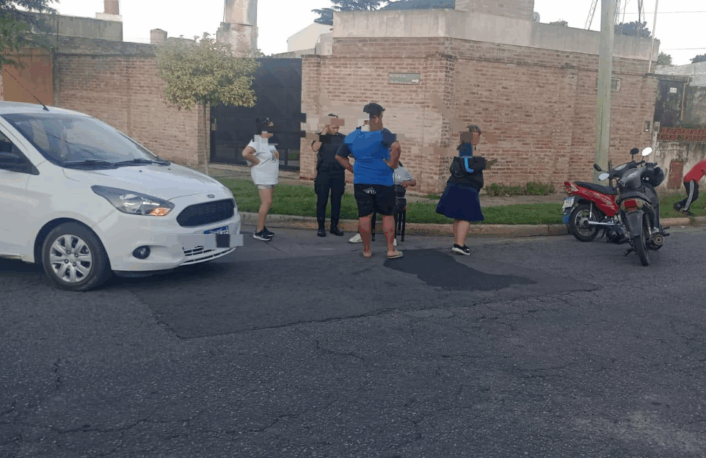 colisión entre un auto y una moto conductor