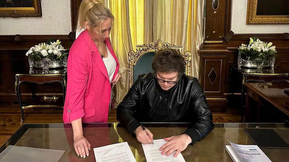 Milei oficializó reordenamiento interno