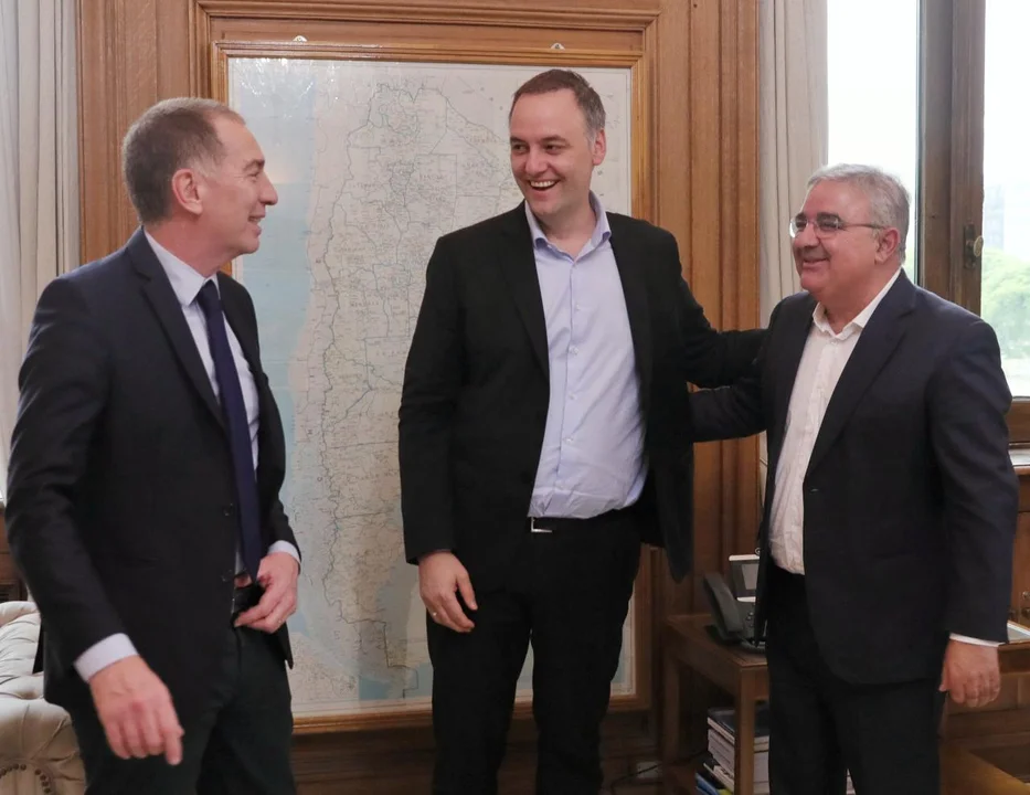 encuentro Manuel adorni trabaja en el diálogo