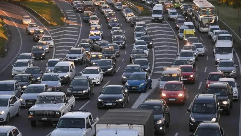 Caos en el inicio del fin de semana largo: dos jóvenes resultaron heridos en un vuelco sobre Ruta 2