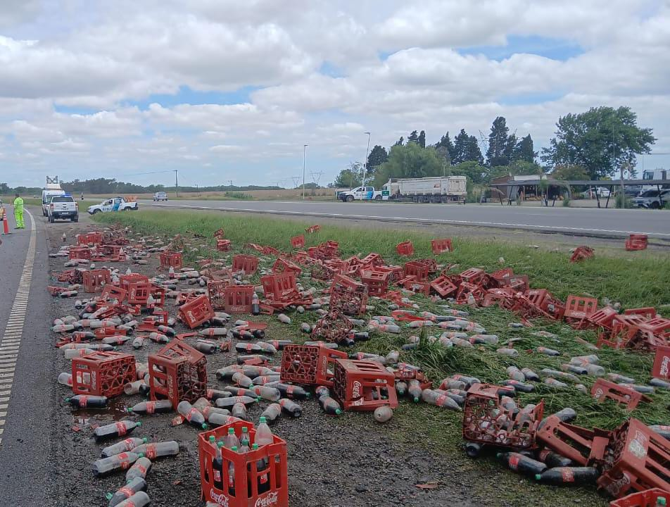 Ruta 9: un camión de gaseosas volcó una parte de su carga en el kilómetro 221