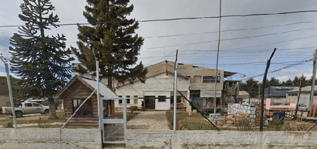 Hallaron armas blancas y alcohol en una requisa en el Penal de Bariloche