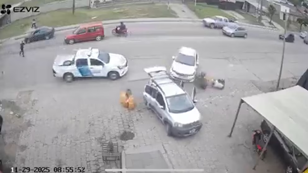 Persecución y tiroteo en Mar del Plata: delincuentes robaron un auto, huyeron marcha atrás y atropellaron a dos hombres