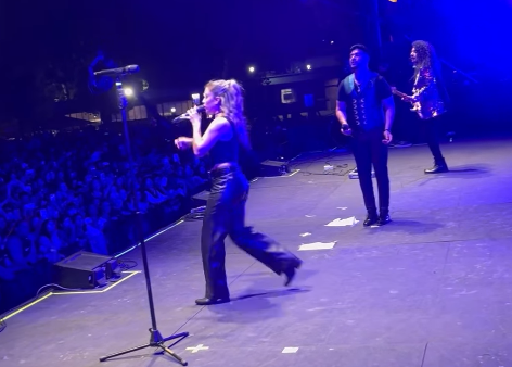 Delfina Viñale cantó con el grupo Ráfaga en el Encuentro Ternium de fin de año
