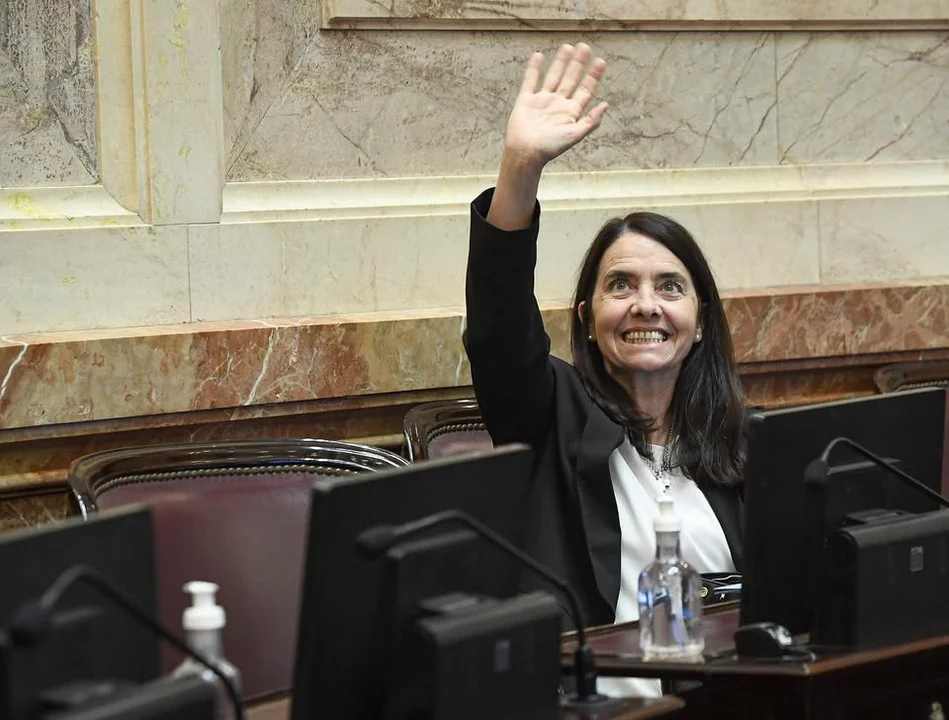 senadora Carmen Álvarez