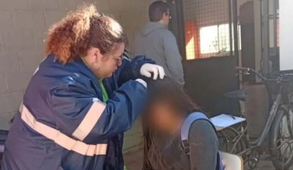Locura en Junín: una madre entró al aula y atacó a cadenazos a una compañera de su hija
