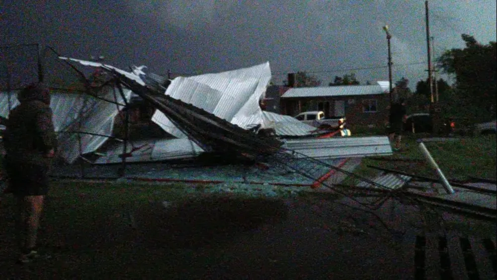 Un violento temporal causó destrozos en Urdampilleta: voladuras de techos, árboles caídos y 13 evacuados