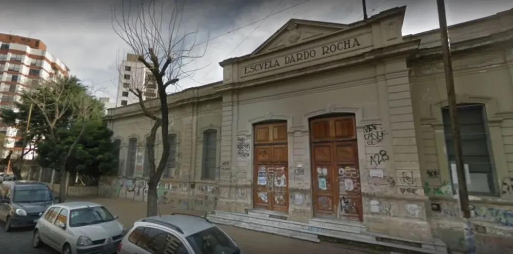 La Plata: una preceptora fue herida al intentar frenar una pelea entre alumnos