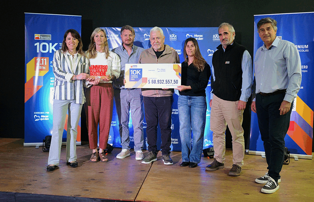 Ternium entregó a organización Manos que Dan el cheque
