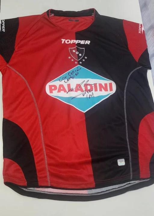 Policía cordobesa camiseta autografiada maradona córdoba