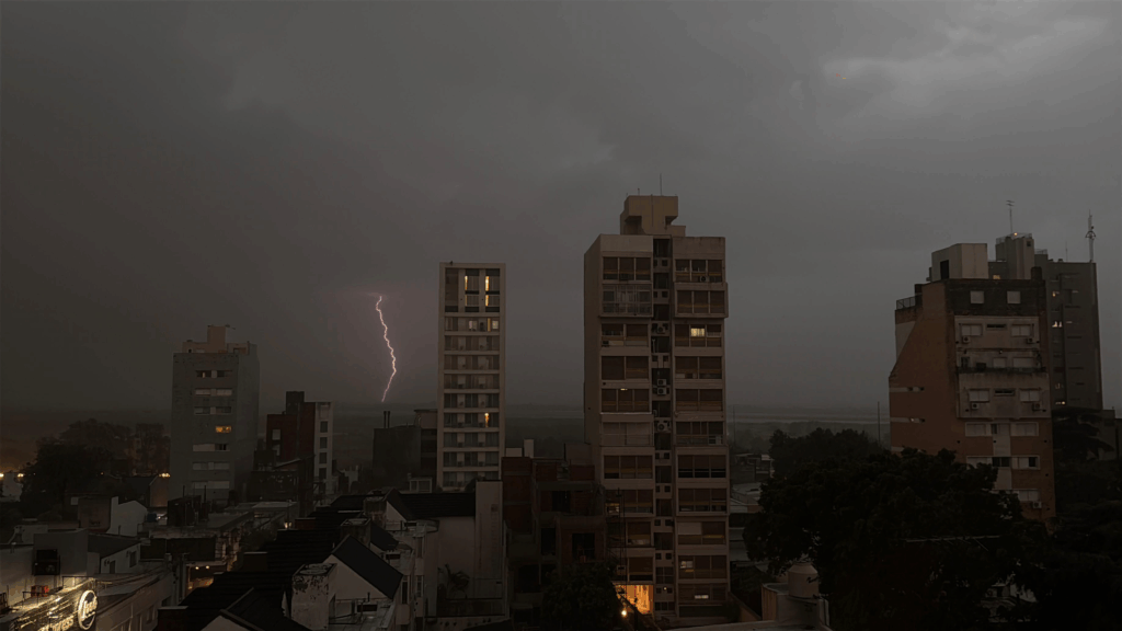 EDEN informó cortes de luz en más de diez barrios de zona norte por la tormenta
