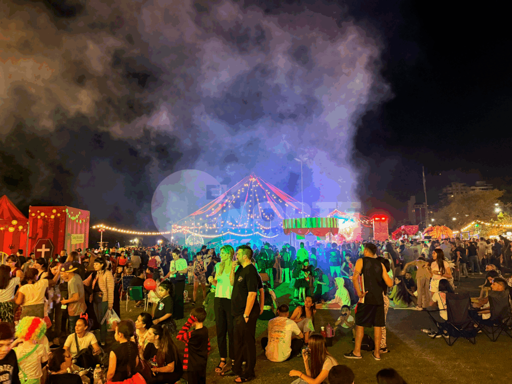 Ya se vive la segunda jornada de Halloween en el Empedrado: disfraces, terror y diversión en la Costanera nicoleña