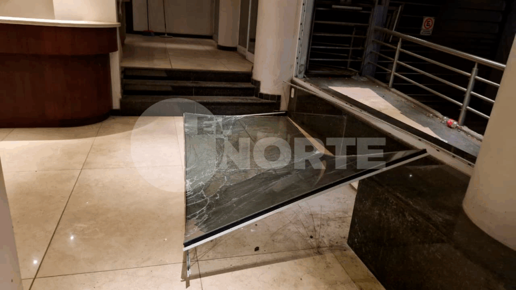Violencia en la ciudad: rompieron el vidrio de un edificio ubicado en Sarmiento 14