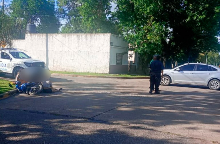 Dos siniestros viales en barrio Las Flores y Prado Español dejaron en total seis heridos  que fueron trasladados al Hospital