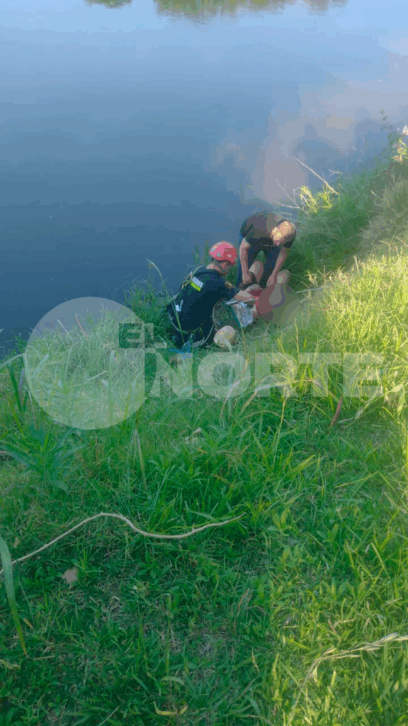 Bomberos San Nicolás rescataron a un hombre de 74 años que cayó al agua en la costanera de Somisa