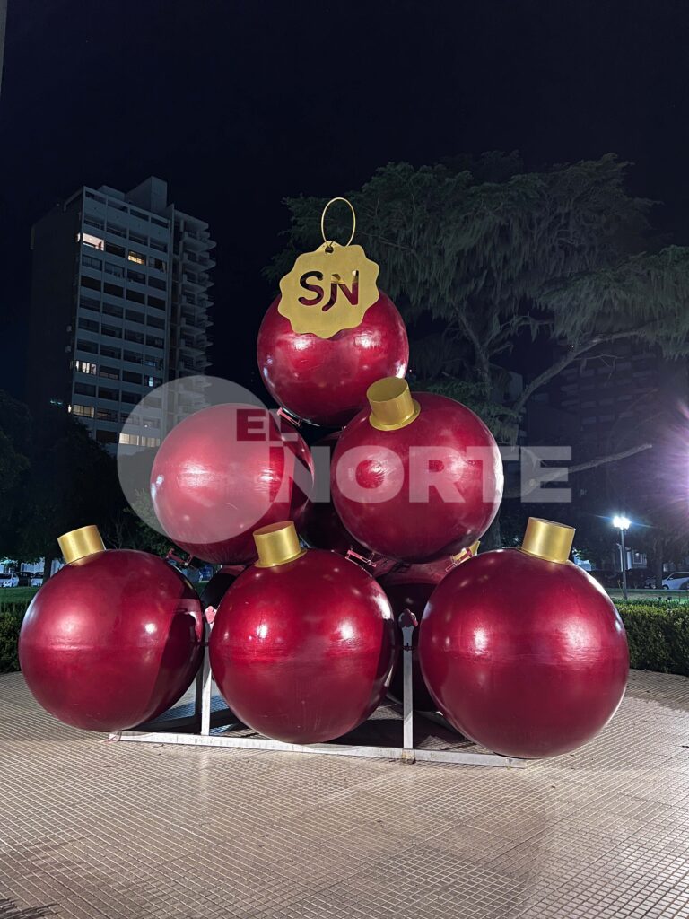 Un globo aerostático, una lluvia brillante y nueva ornamentación: San Nicolás se viste con nuevas decoraciones navideñas
