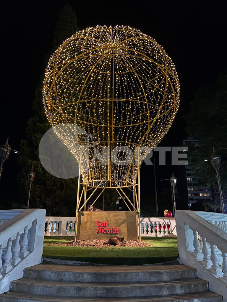 Un globo aerostático, una lluvia brillante y nueva ornamentación: San Nicolás se viste con nuevas decoraciones navideñas