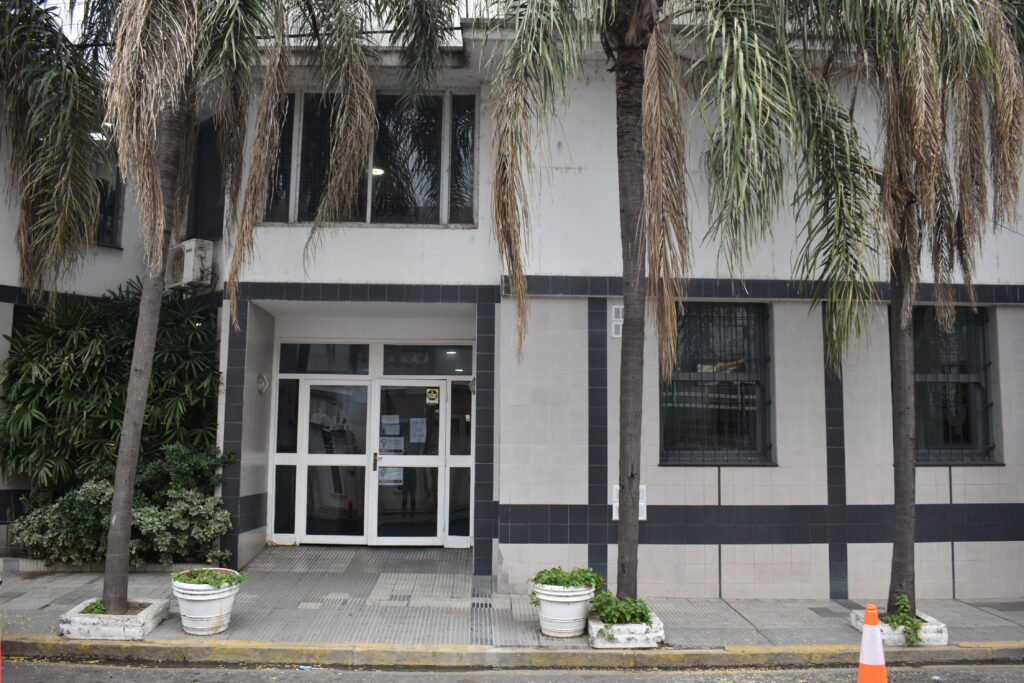 Empleados de la Clínica San Isabel denuncian tres meses de deuda salarial, aguinaldos impagos y despidos encubiertos
