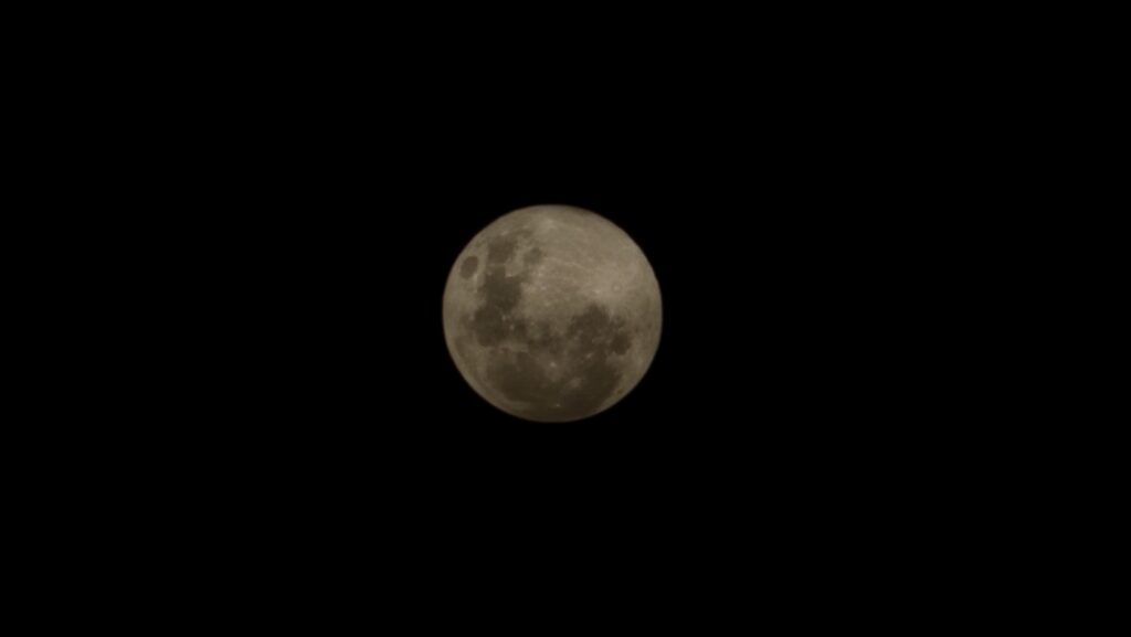 La "Superluna" brilla desde el cielo nicoleño: el fenómeno astronómico más “extremo” que no se repetirá hasta 2042