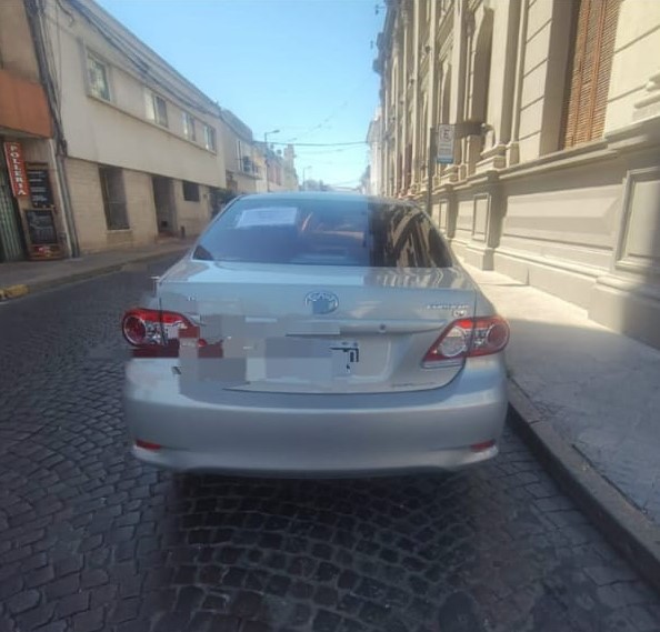 Aprehendieron a tres jóvenes en zona centro que circulaban con un Toyota Corolla robado en el 2023