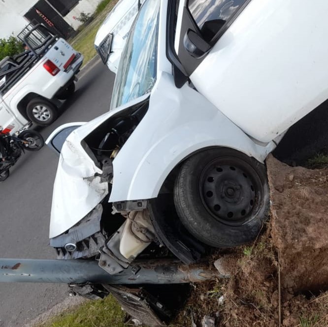 Un automovilista y su acompañante resultaron heridos tras impactar fuertemente contra un poste de luz en zona norte