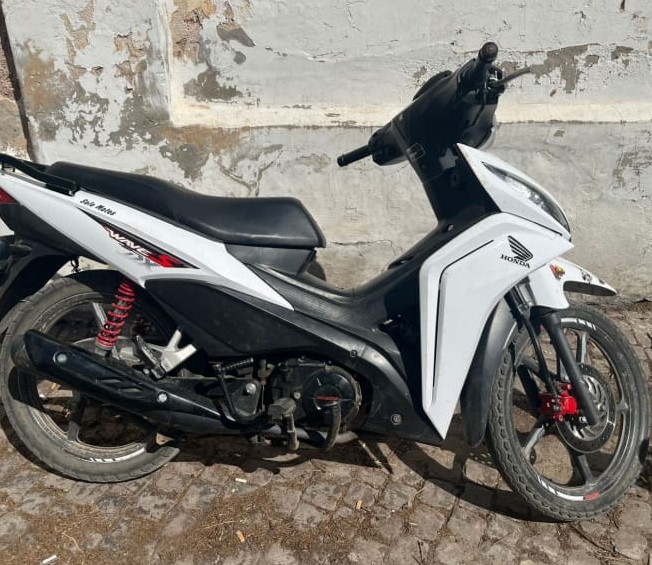 Recuperaron una Honda Wave a través de un allanamiento y aprehendieron a un hombre de 23 años en barrio Fraga