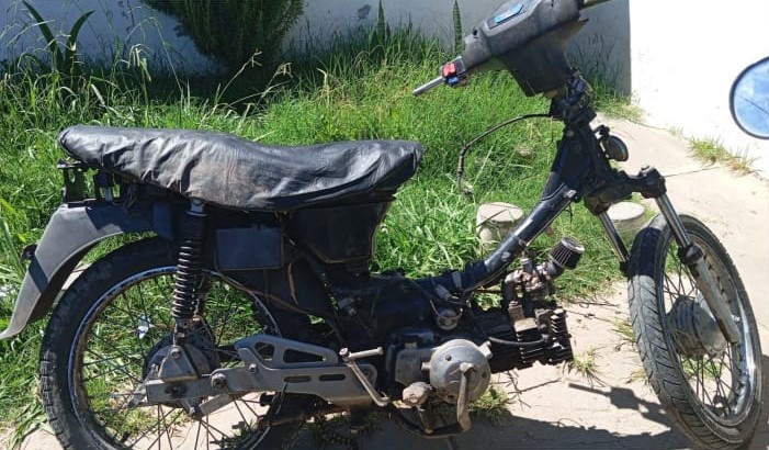 Robó una motocicleta en Nochebuena y hoy lo aprehendieron: quiso herir a los policías con un cuchillo