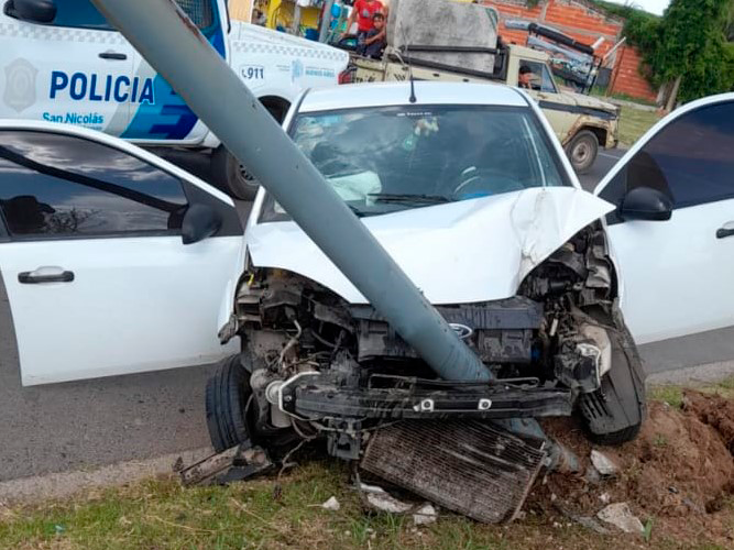 Un automovilista y su acompañante resultaron heridos tras impactar fuertemente contra un poste de luz en zona norte