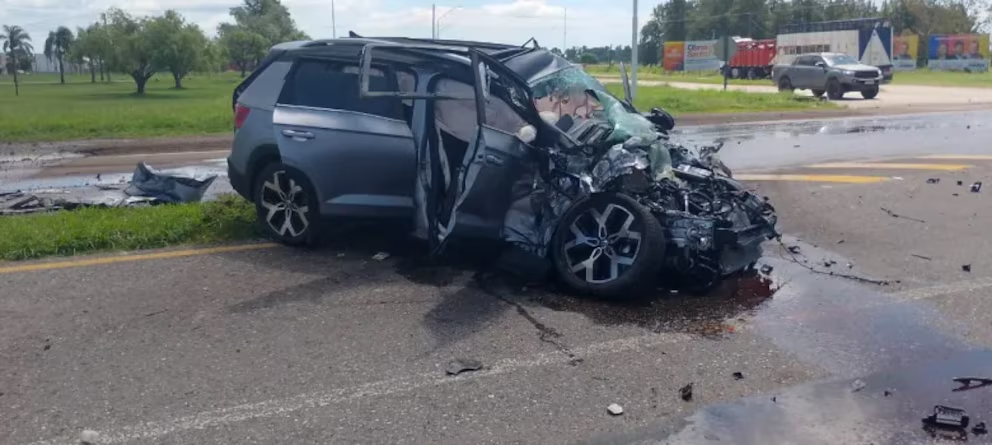 auto impactó camión cruce rutas
