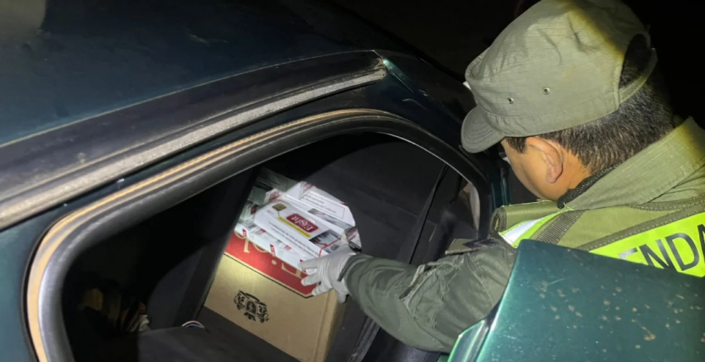 Embistieron un control de Gendarmería en Misiones: llevaban 5 mil paquetes de cigarrillos y un arma