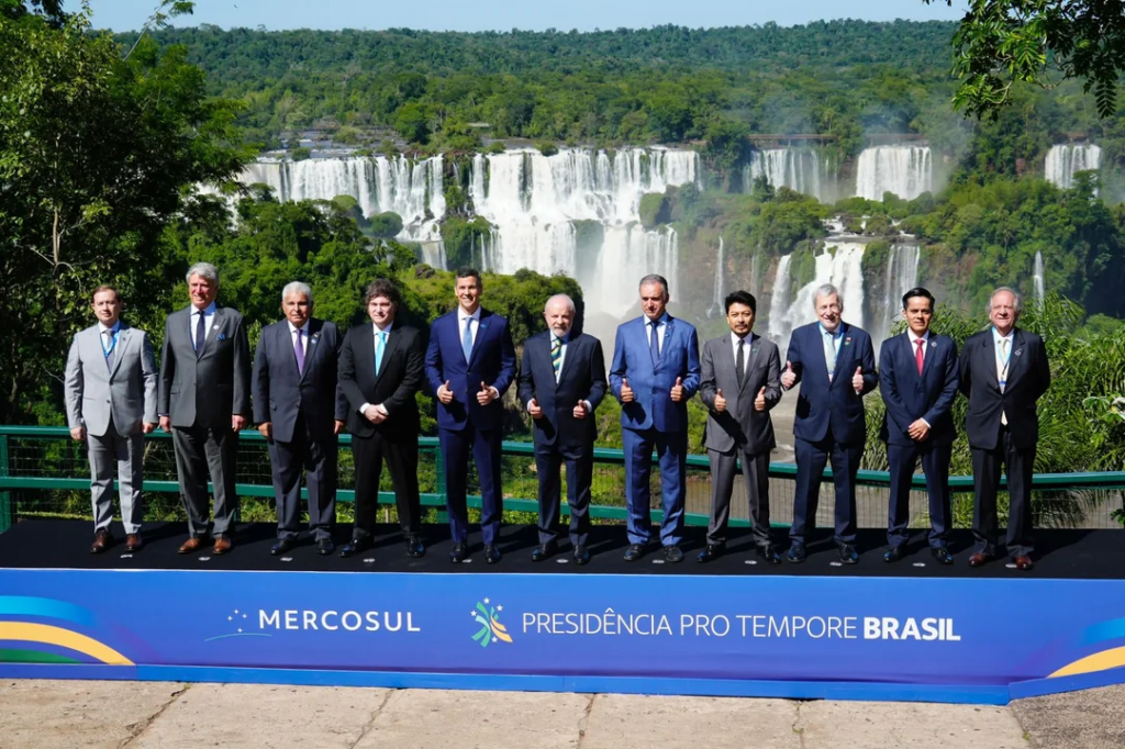 Cumbre del Mercosur: un tanto distante, Milei posó para la foto familiar con las Cataratas de fondo