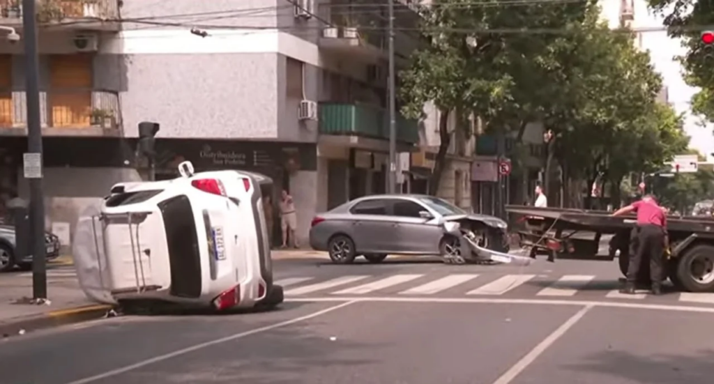 MANEJÓ contramano chocó volcó personas